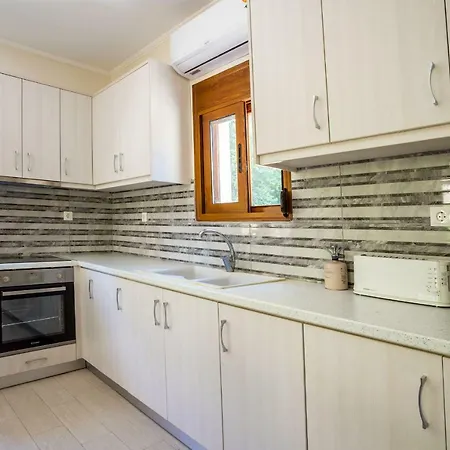 아파트 Lefkada Family Friendly House With Parking ,yard
